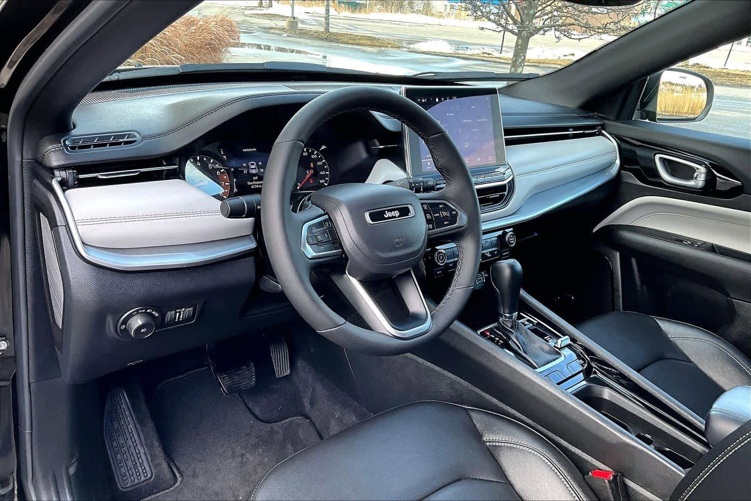 Used 2025 Jeep Compass Limited w/ Sun & Sound Group image 18