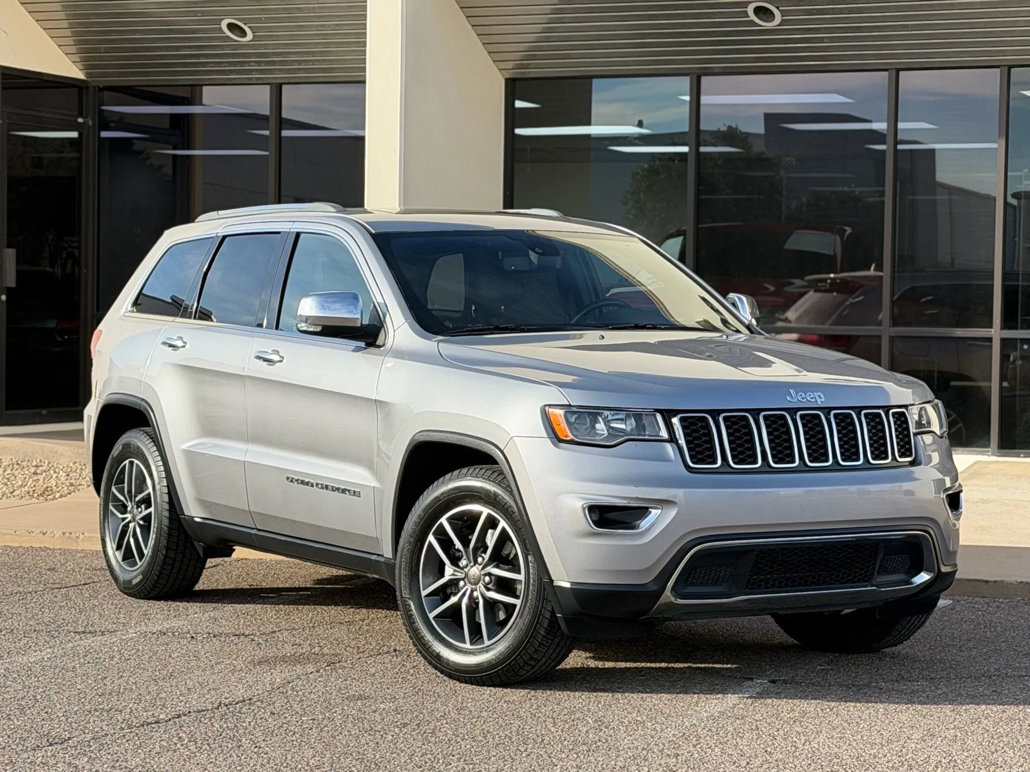 Used 2020 Jeep Grand Cherokee Limited w/ Luxury Group II image 3