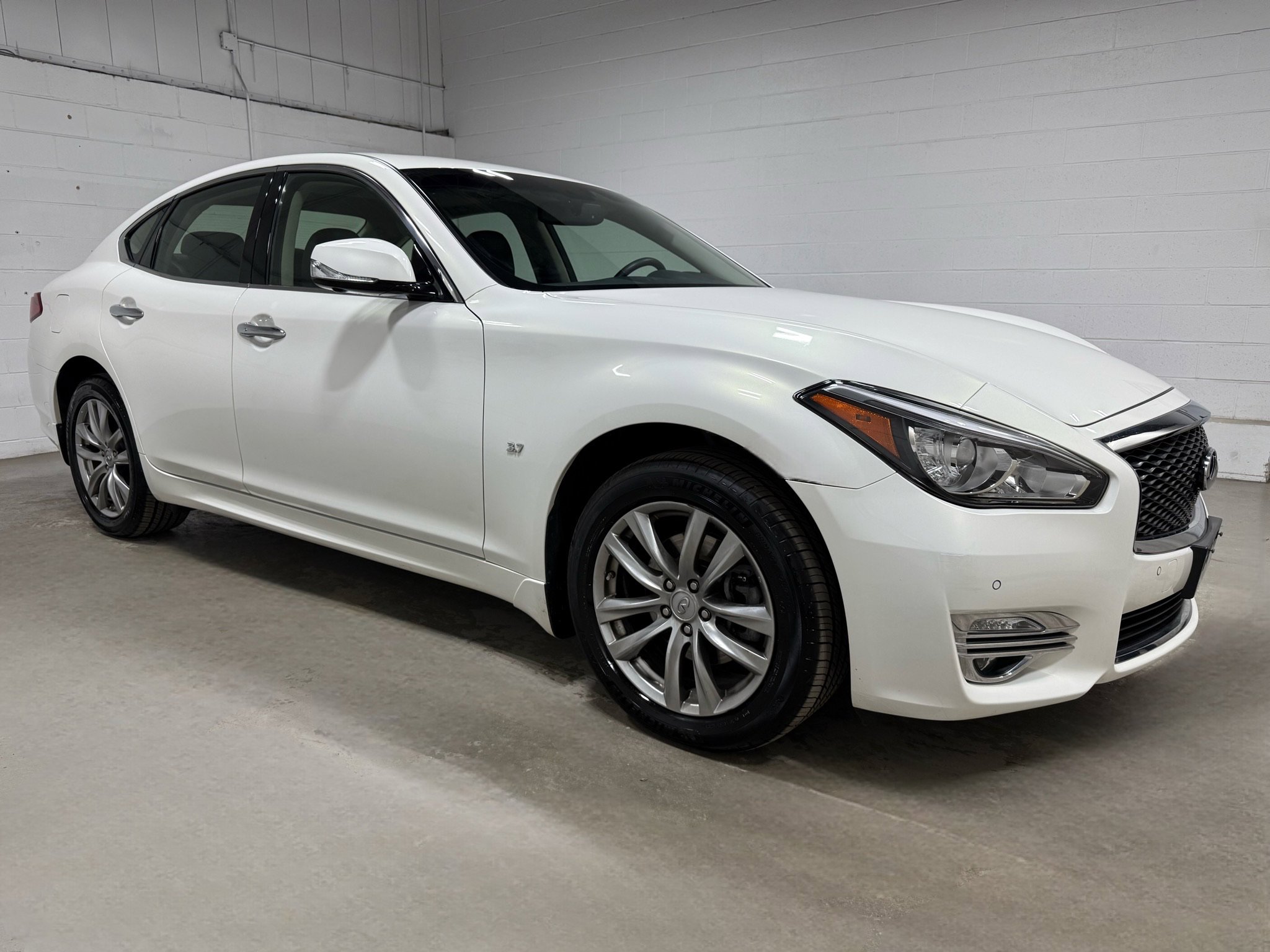 Used 2015 INFINITI Q70 3.7 w/ Technology Package image 3