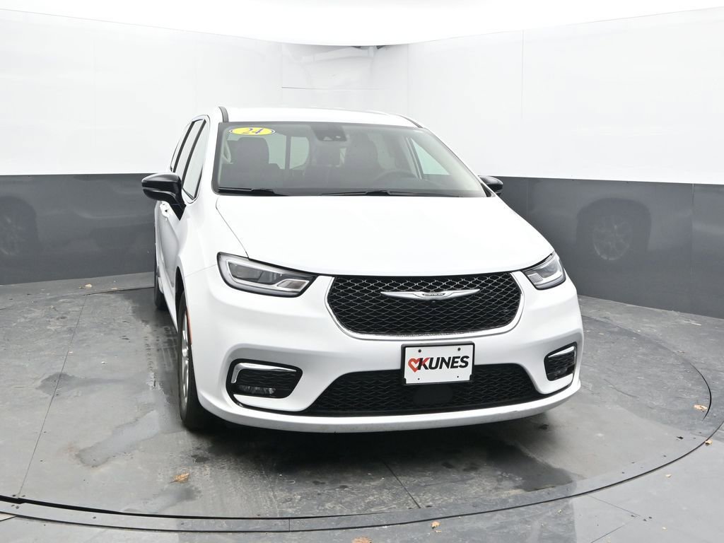 Used 2024 Chrysler Pacifica Touring-L image 4