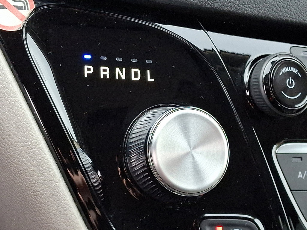 Used 2024 Chrysler Pacifica Touring-L image 27