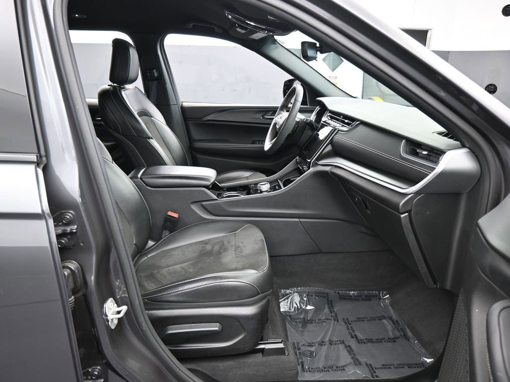 Used 2023 Jeep Grand Cherokee L Laredo AWD/4WD image 41