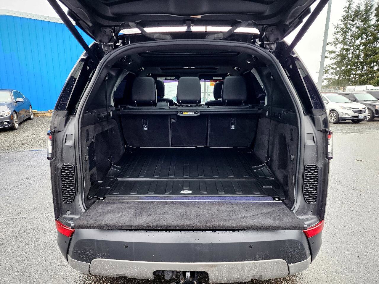 Used 2017 Land Rover Discovery SE image 24