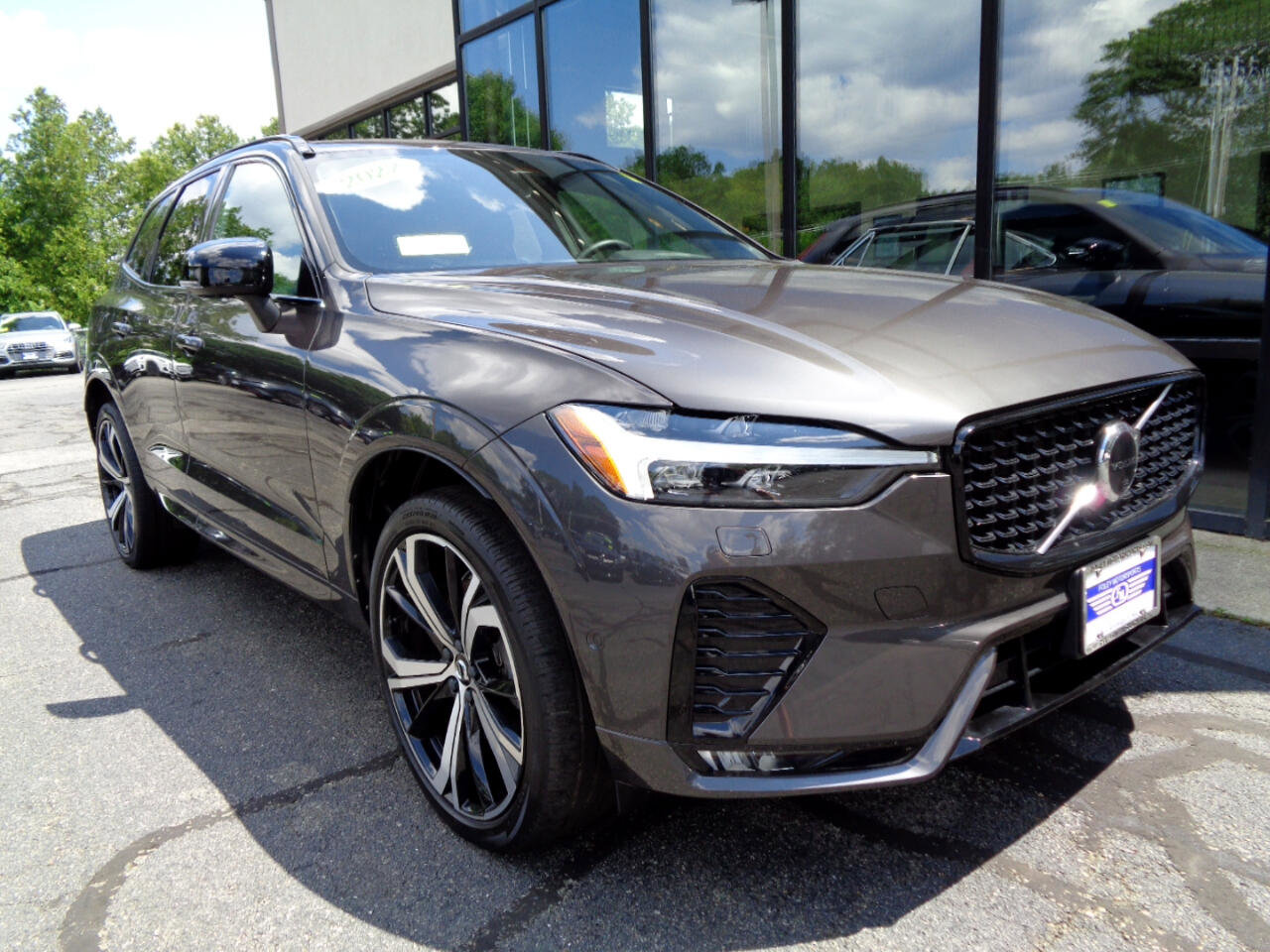 Used 2022 Volvo XC60 B6 R-Design image 3