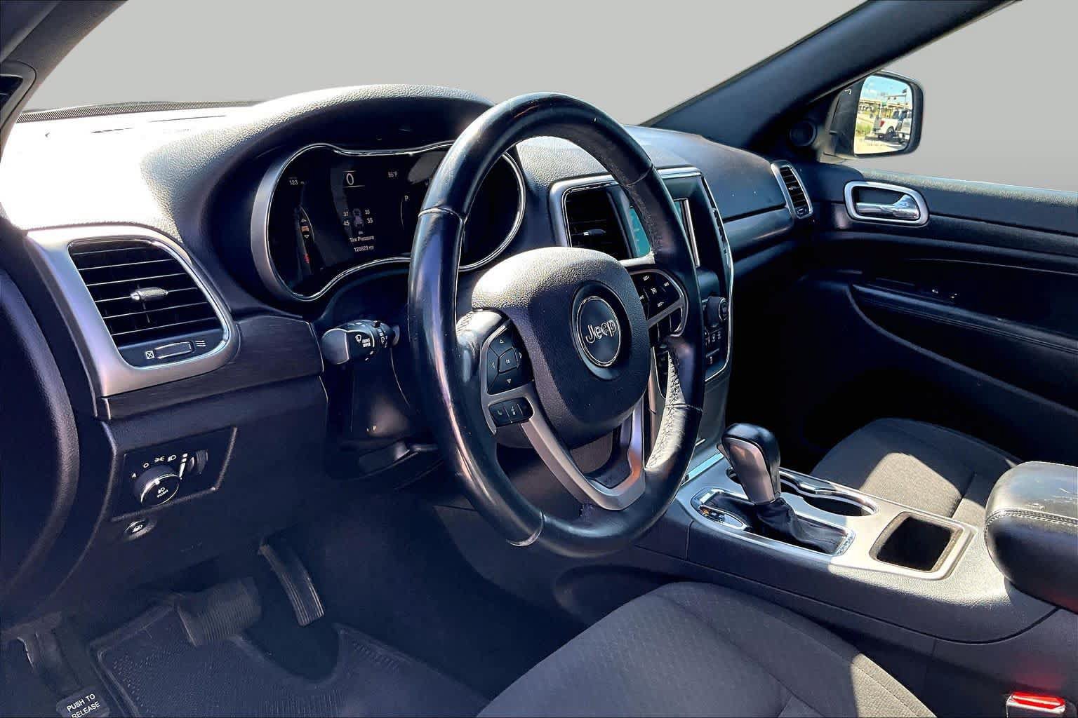 Used 2018 Jeep Grand Cherokee Laredo RWD image 18