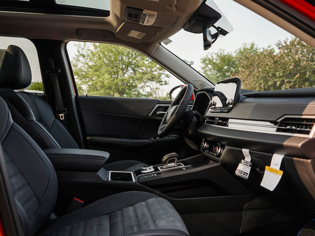 New 2025 Mitsubishi Outlander SE image 11