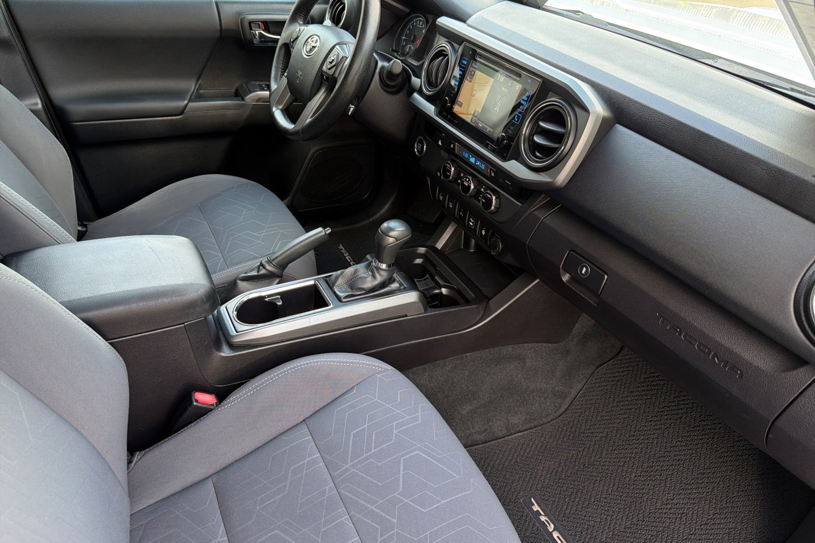 Used 2016 Toyota Tacoma TRD Sport w/ Premium & Technology Package RWD image 15