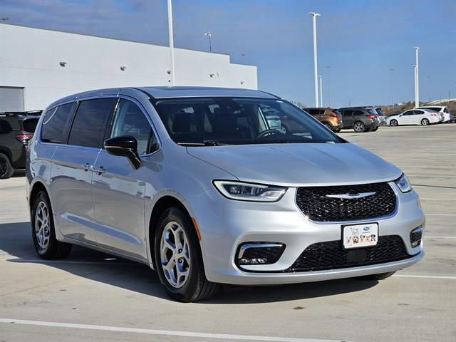 Used 2024 Chrysler Pacifica Limited image 2