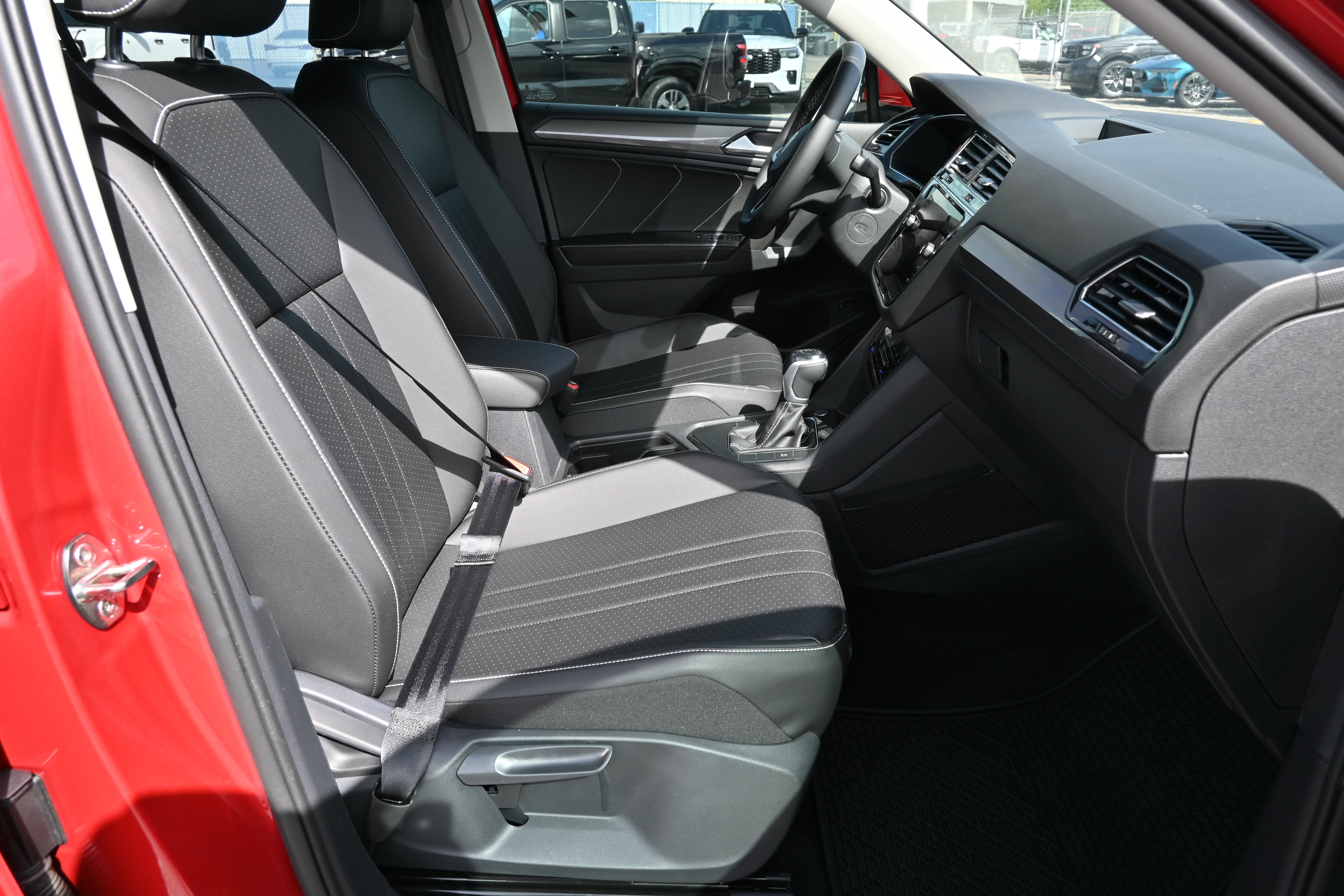Used 2022 Volkswagen Tiguan SE FWD image 16