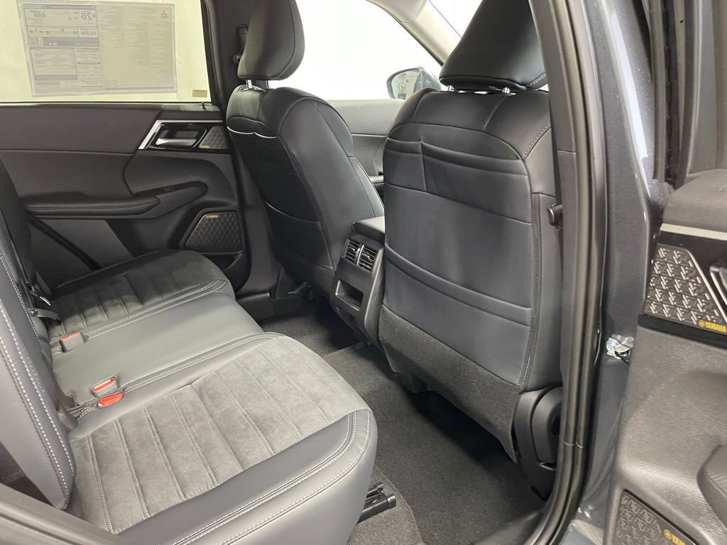 New 2025 Mitsubishi Outlander SE image 32