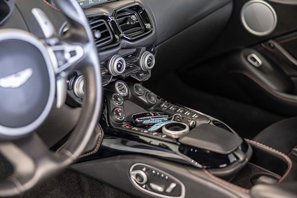 Used 2019 Aston Martin V8 Vantage Coupe RWD image 19