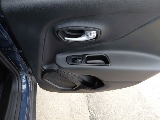 Used 2023 Jeep Renegade Latitude image 32