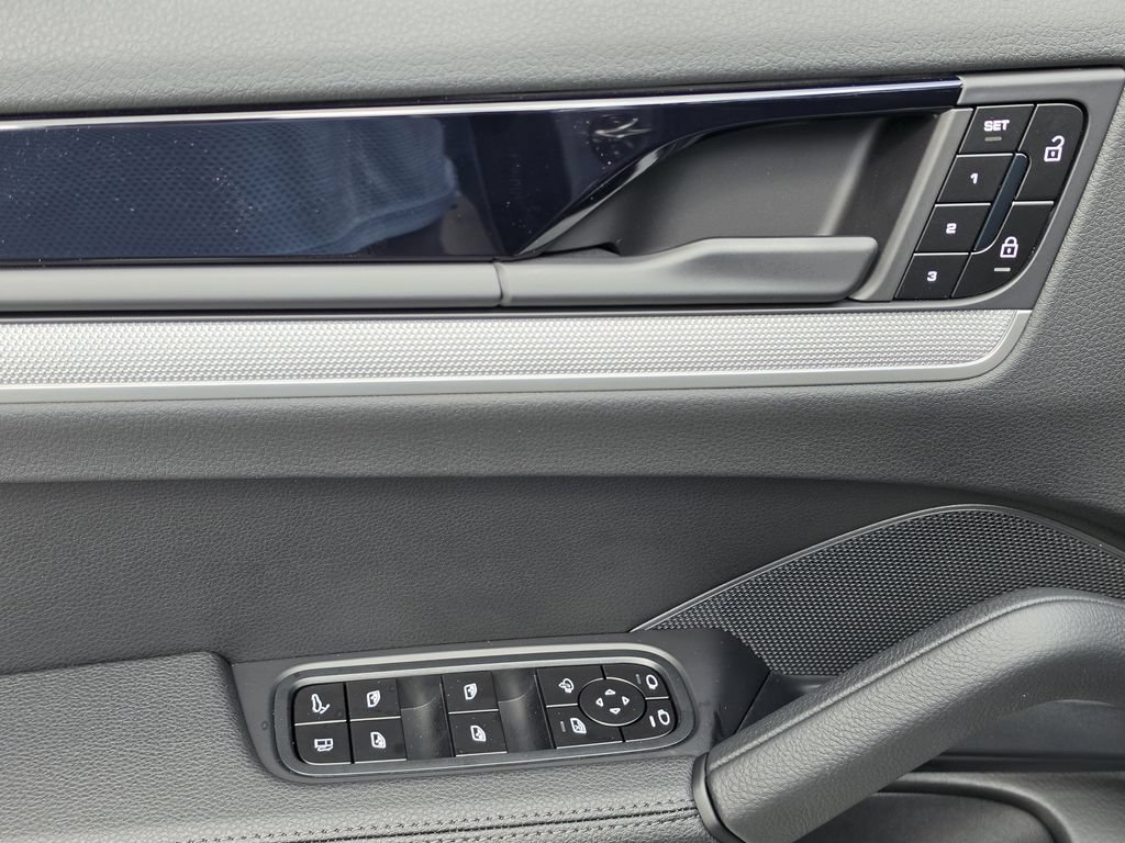 Certified 2026 Porsche Cayenne E-Hybrid AWD/4WD image 14