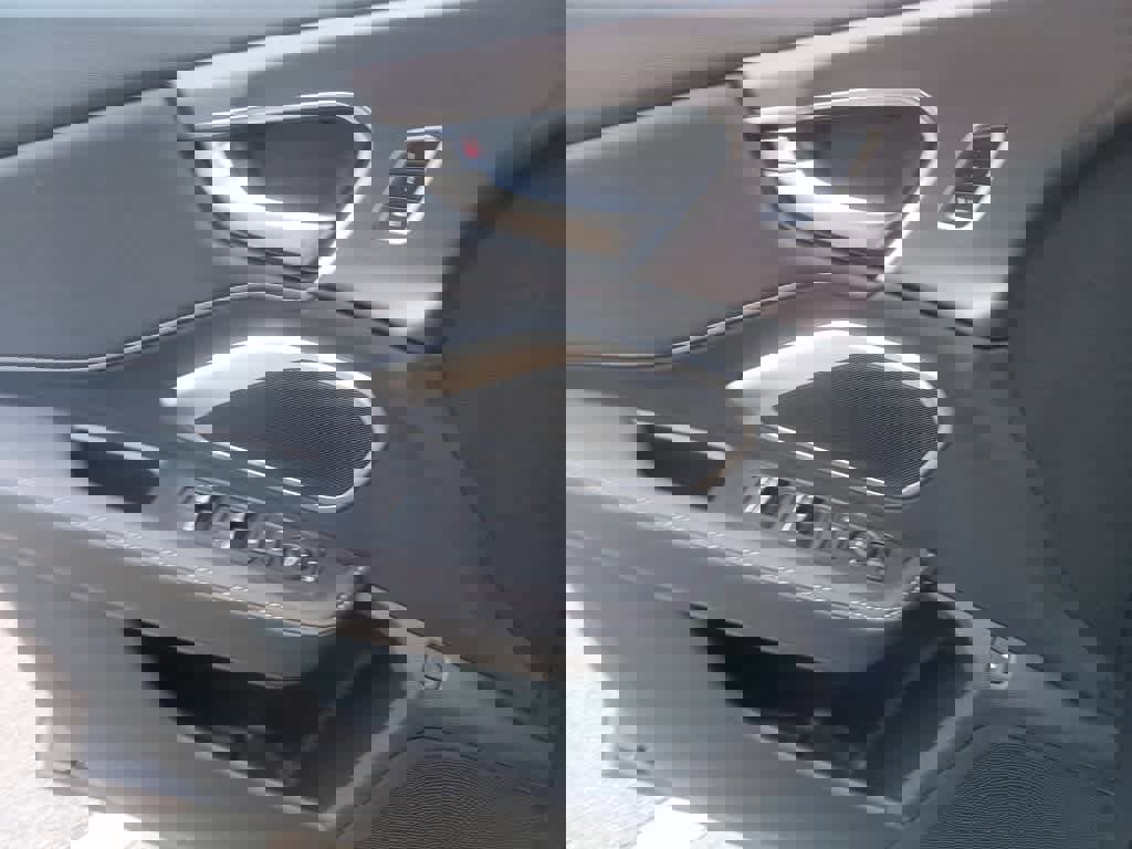 Used 2025 Acura RDX SH-AWD image 15