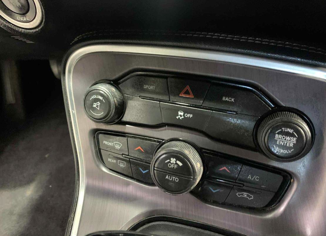 Used 2016 Dodge Challenger SXT image 21