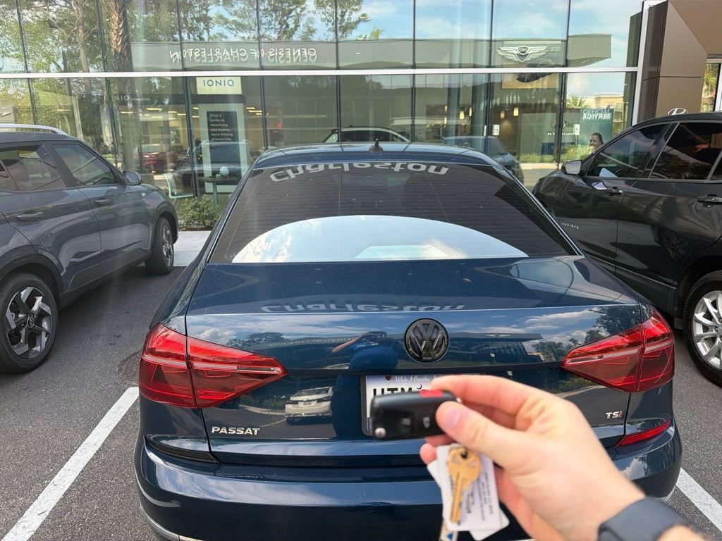 Used 2018 Volkswagen Passat 2.0T R-Line FWD image 2