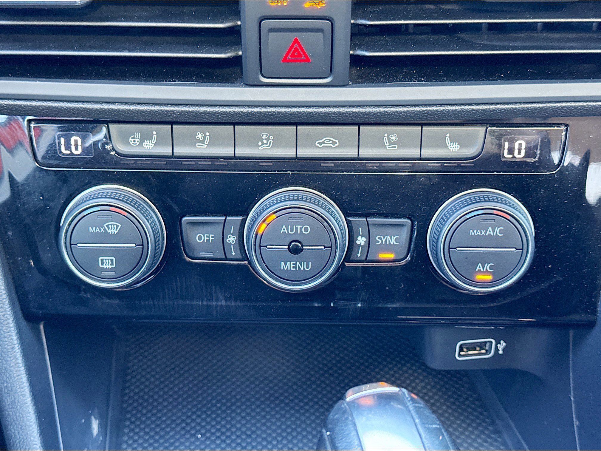 Used 2019 Volkswagen Jetta SEL Premium image 32