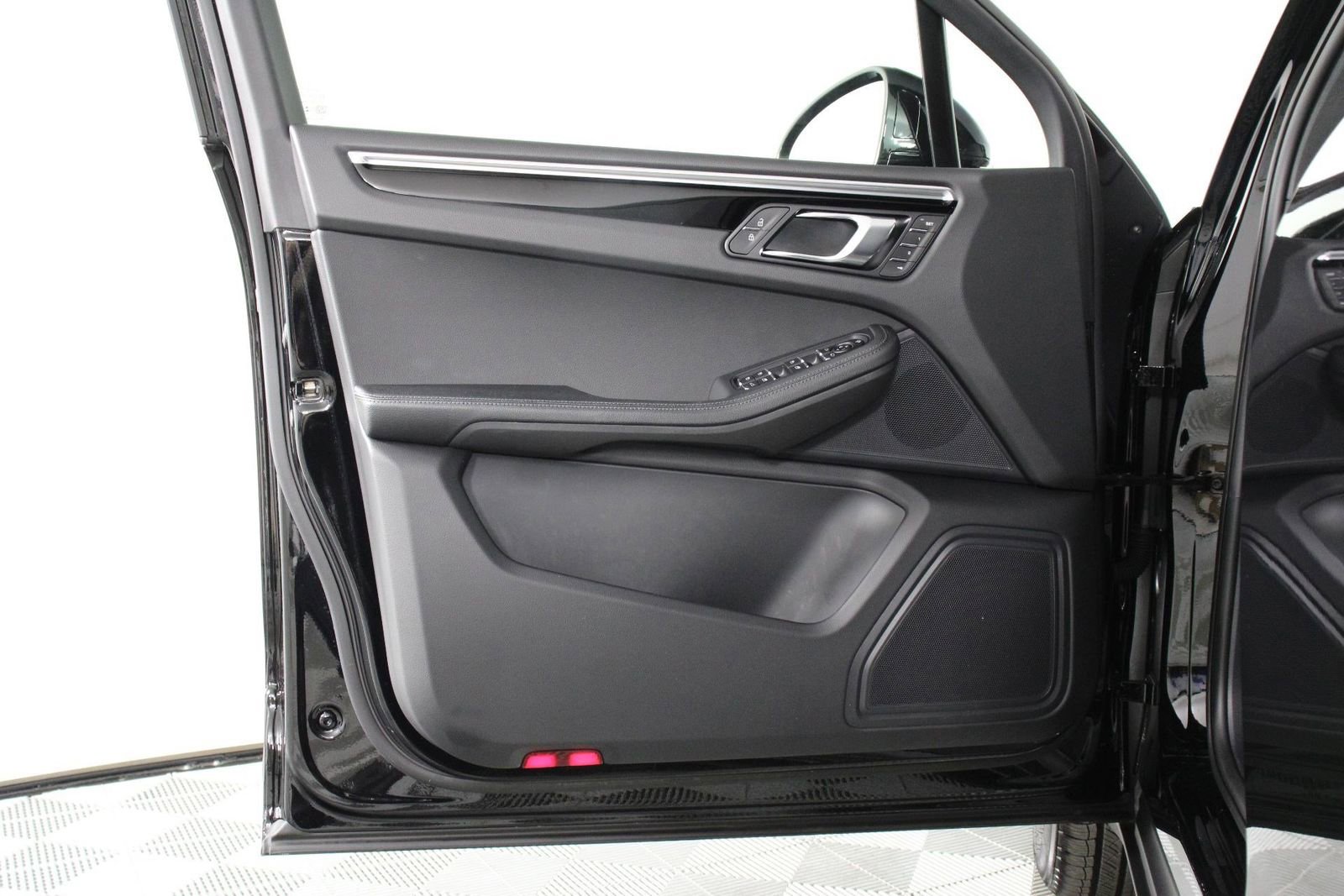 Certified 2025 Porsche Macan image 20