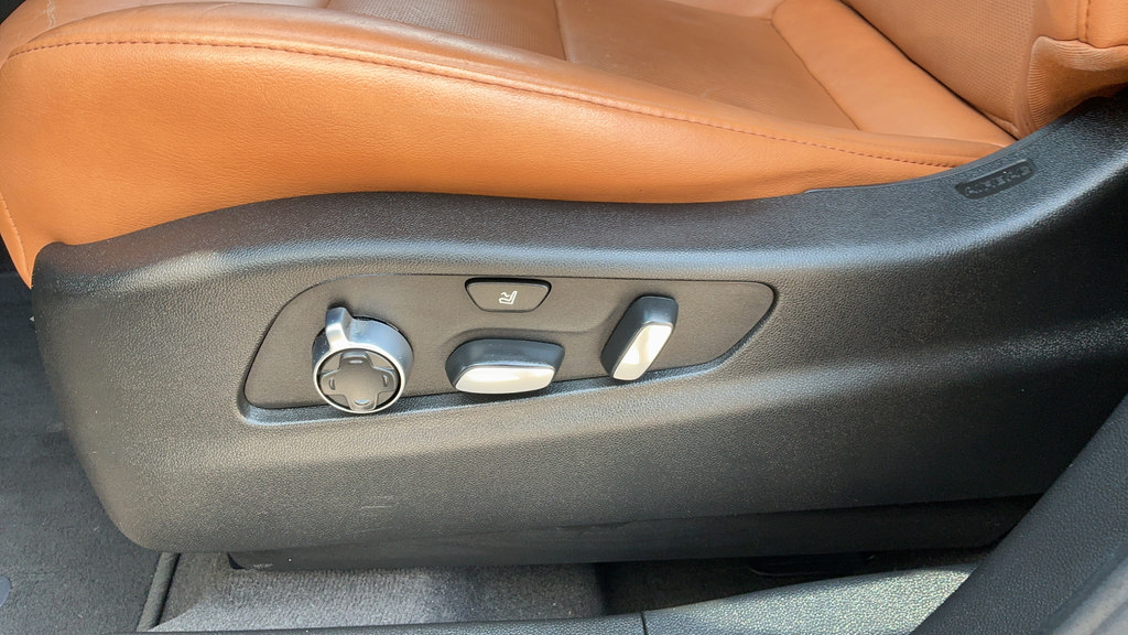 Used 2021 Cadillac XT4 Premium Luxury FWD image 16