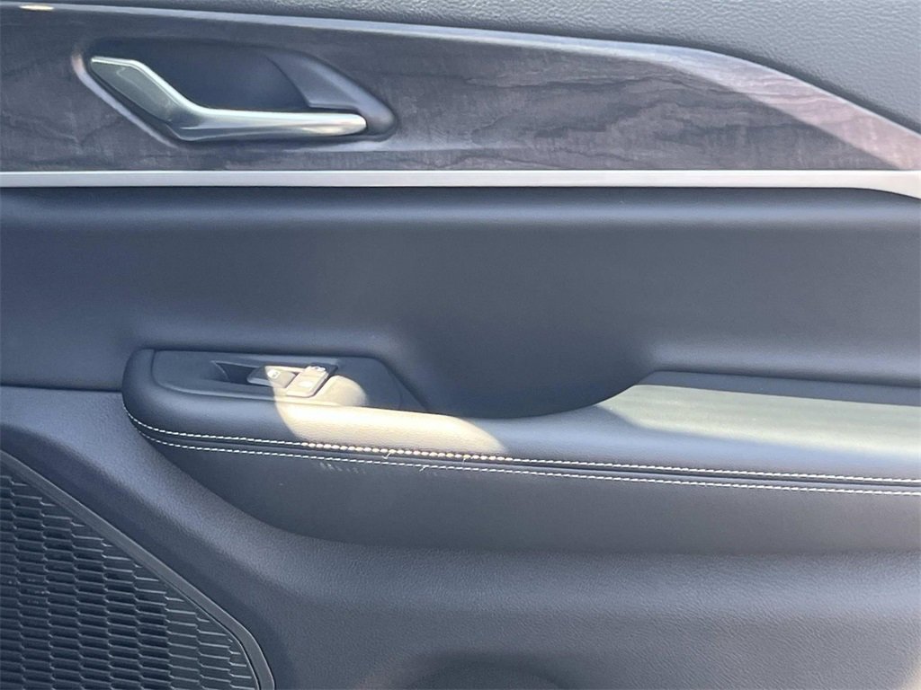 New 2025 Jeep Grand Cherokee Limited w/ Black Appearance Package image 15