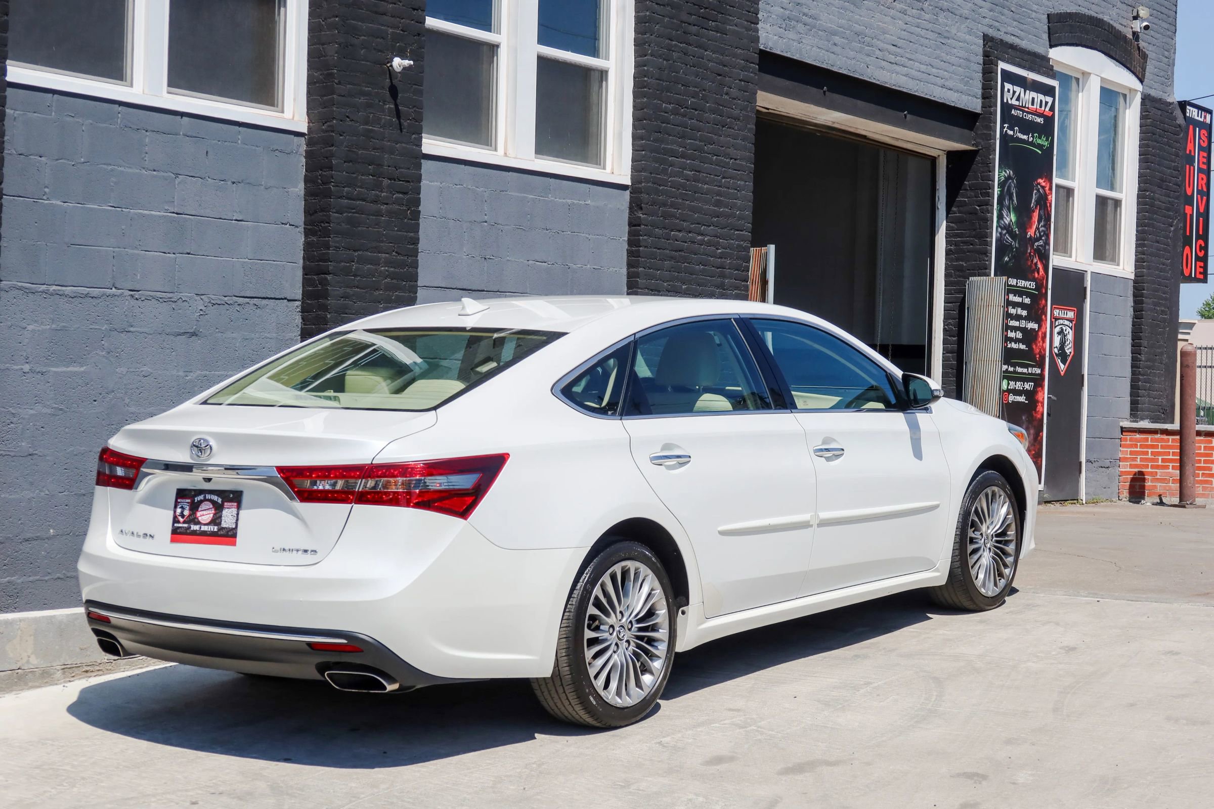Used 2016 Toyota Avalon Limited w/ Toyota Safety Sense Package FWD image 4