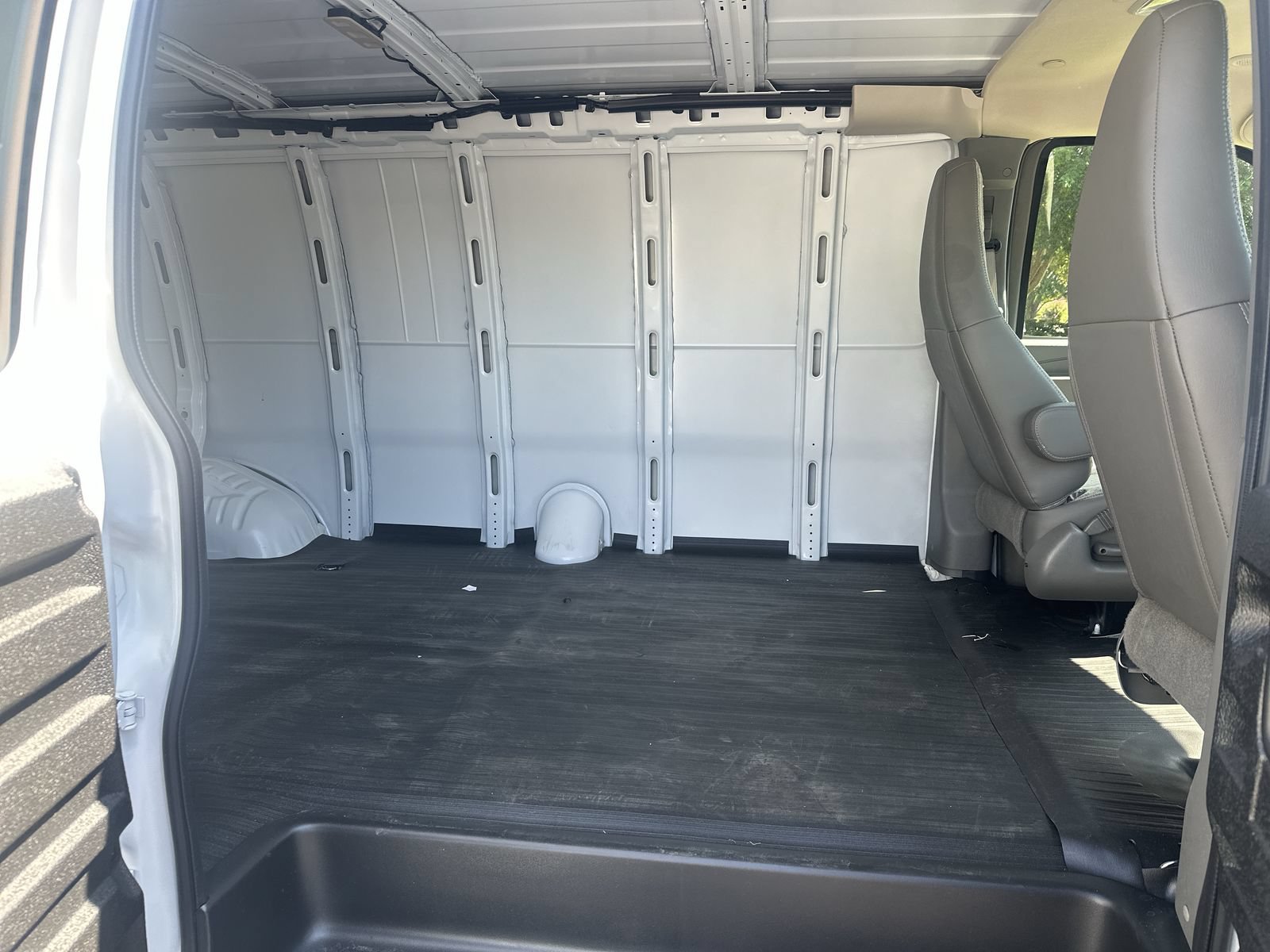 Used 2025 GMC Savana 3500 Extended w/ Driver Convenience Package RWD image 31