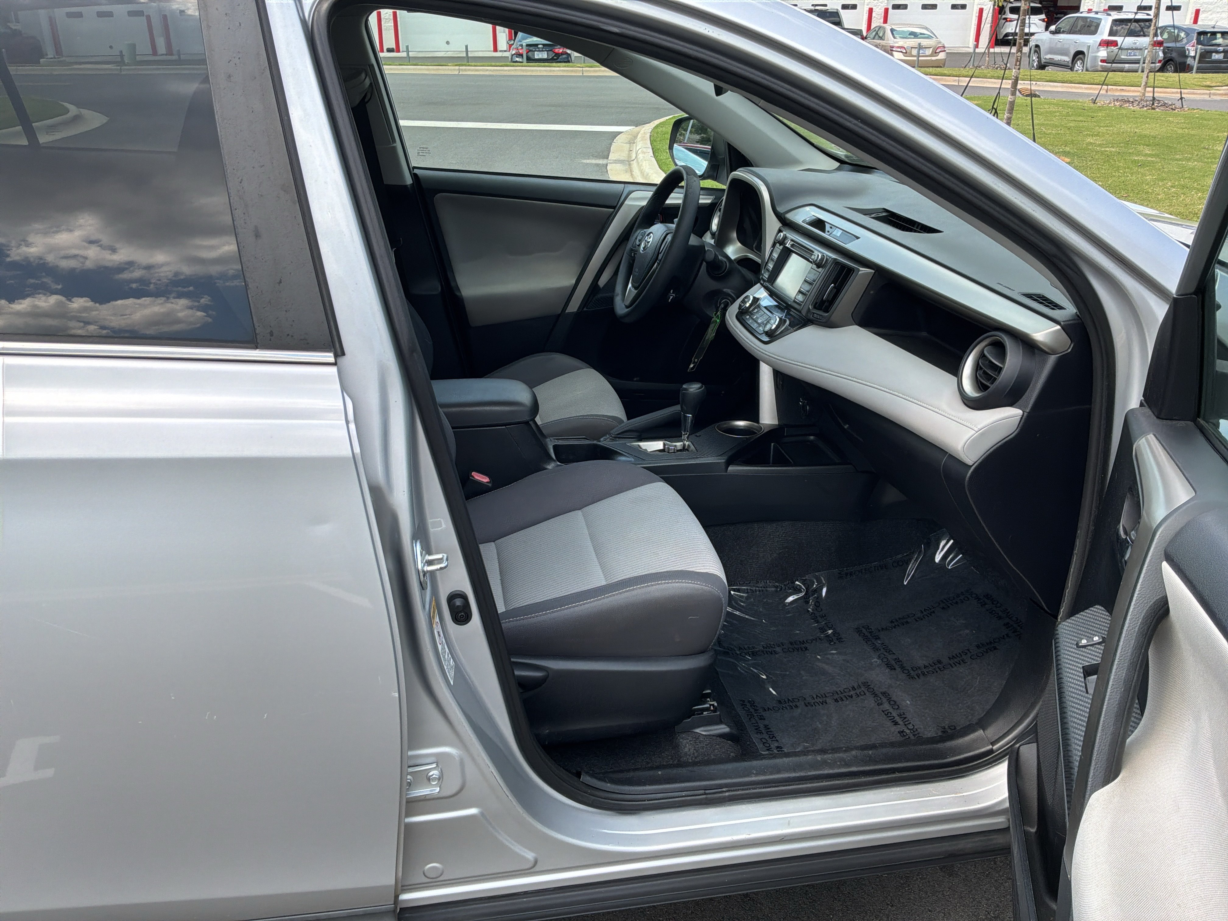 Used 2015 Toyota RAV4 XLE FWD image 33