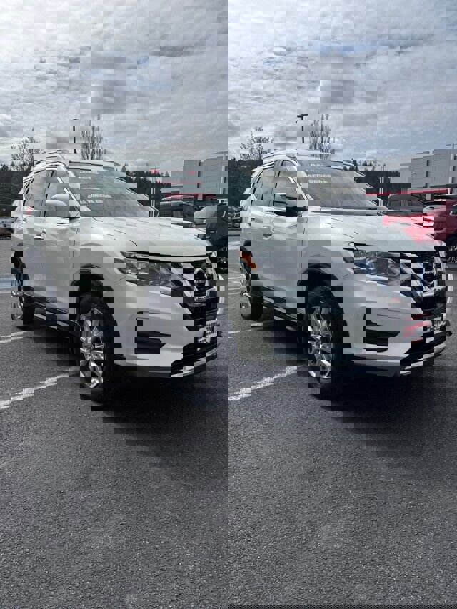 Used 2017 Nissan Rogue SV image 4