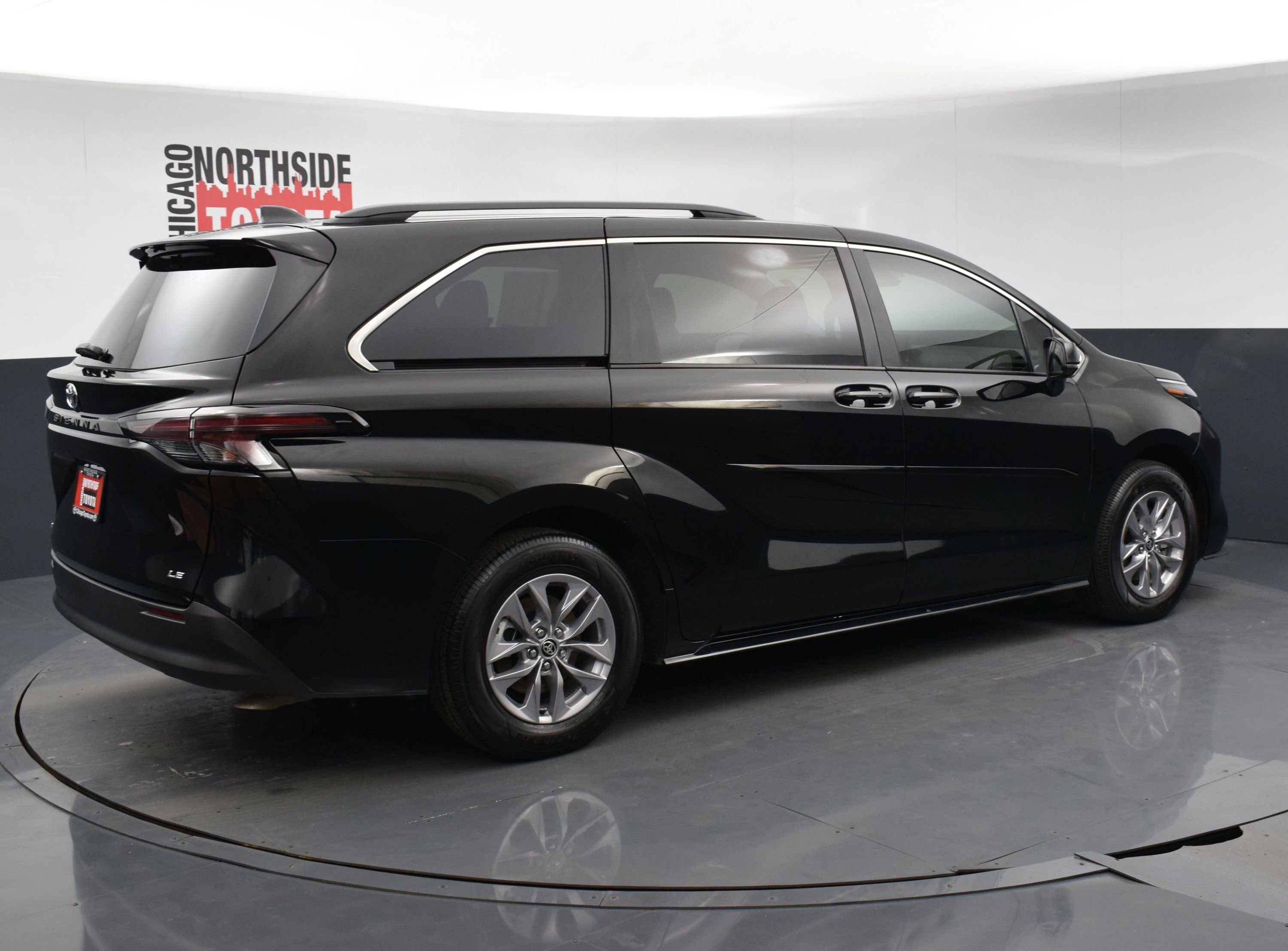 Used 2025 Toyota Sienna LE image 4