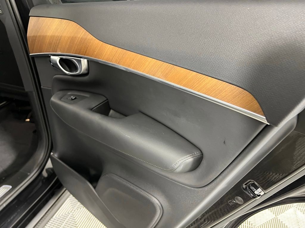 Used 2025 Volvo XC90 B6 Plus image 32