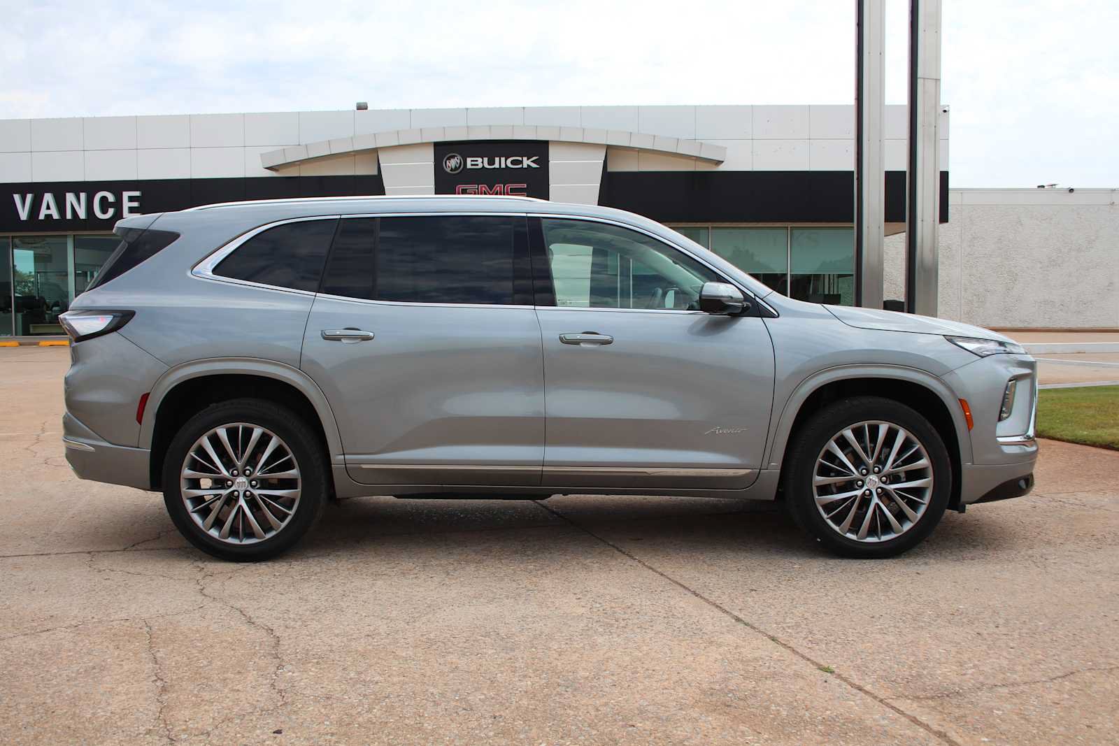 Used 2025 Buick Enclave Avenir AWD/4WD image 16
