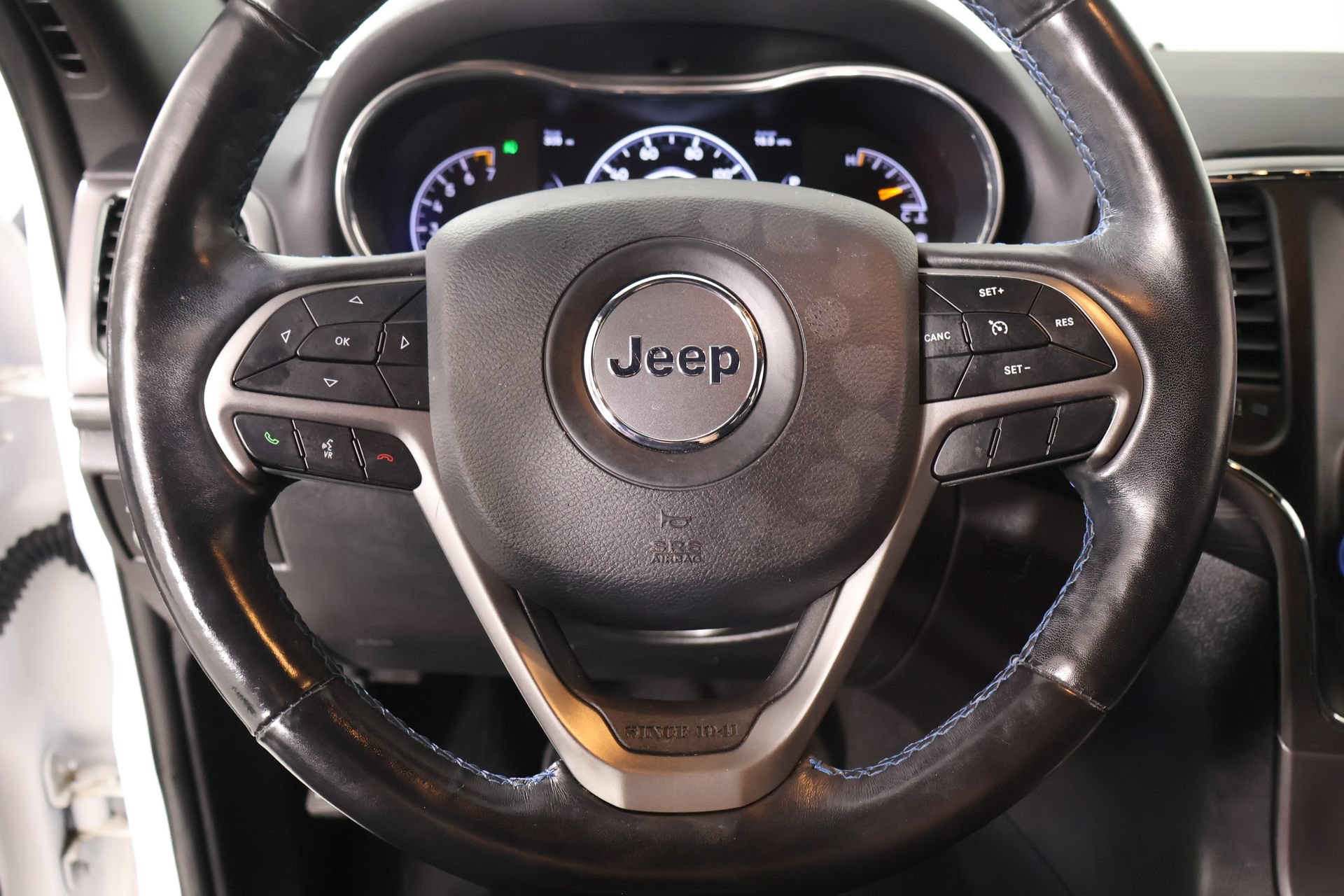Used 2020 Jeep Grand Cherokee Laredo AWD/4WD image 3