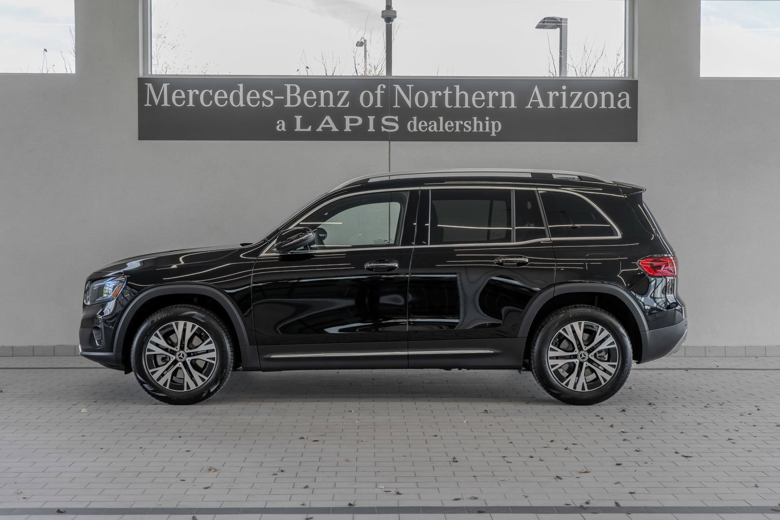 Used 2026 Mercedes-Benz GLB 250 4MATIC image 2