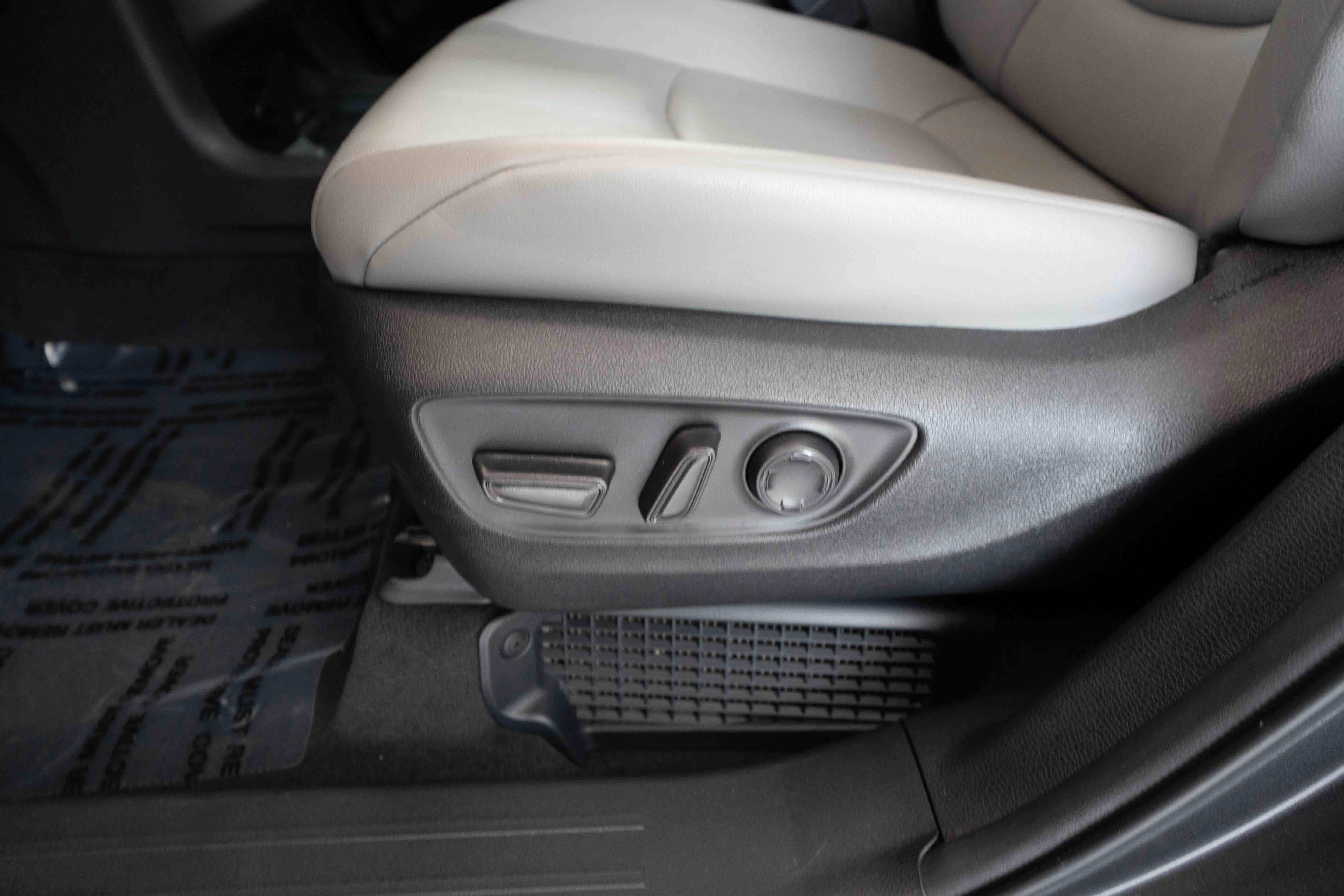Used 2025 Toyota Sienna XLE w/ XLE Plus Package AWD/4WD image 12