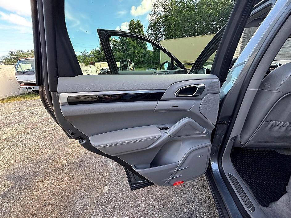 Used 2014 Porsche Cayenne Diesel Platinum Edition image 18