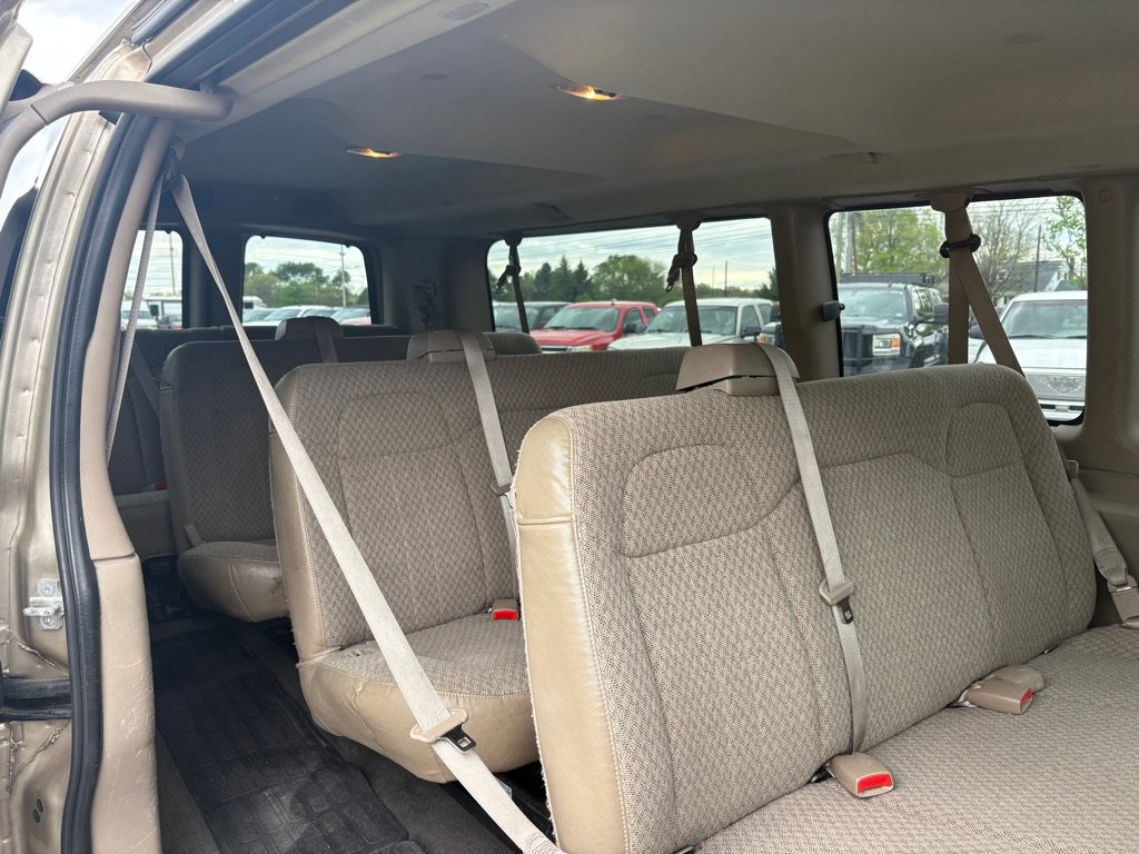 Used 2008 GMC Savana 3500 Extended Passenger w/ LT Preferred Equipment Group RWD image 12