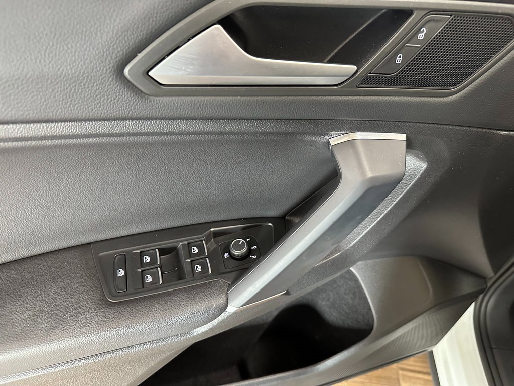 Used 2020 Volkswagen Tiguan SE w/ Panoramic Sunroof Package image 12