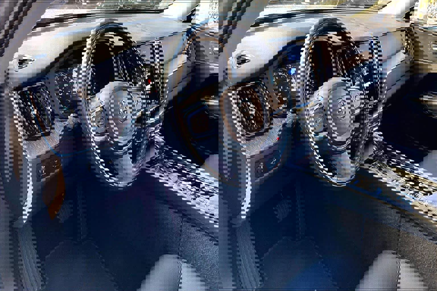 Used 2021 Volvo XC60 T5 Momentum w/ Premium Package AWD/4WD image 18