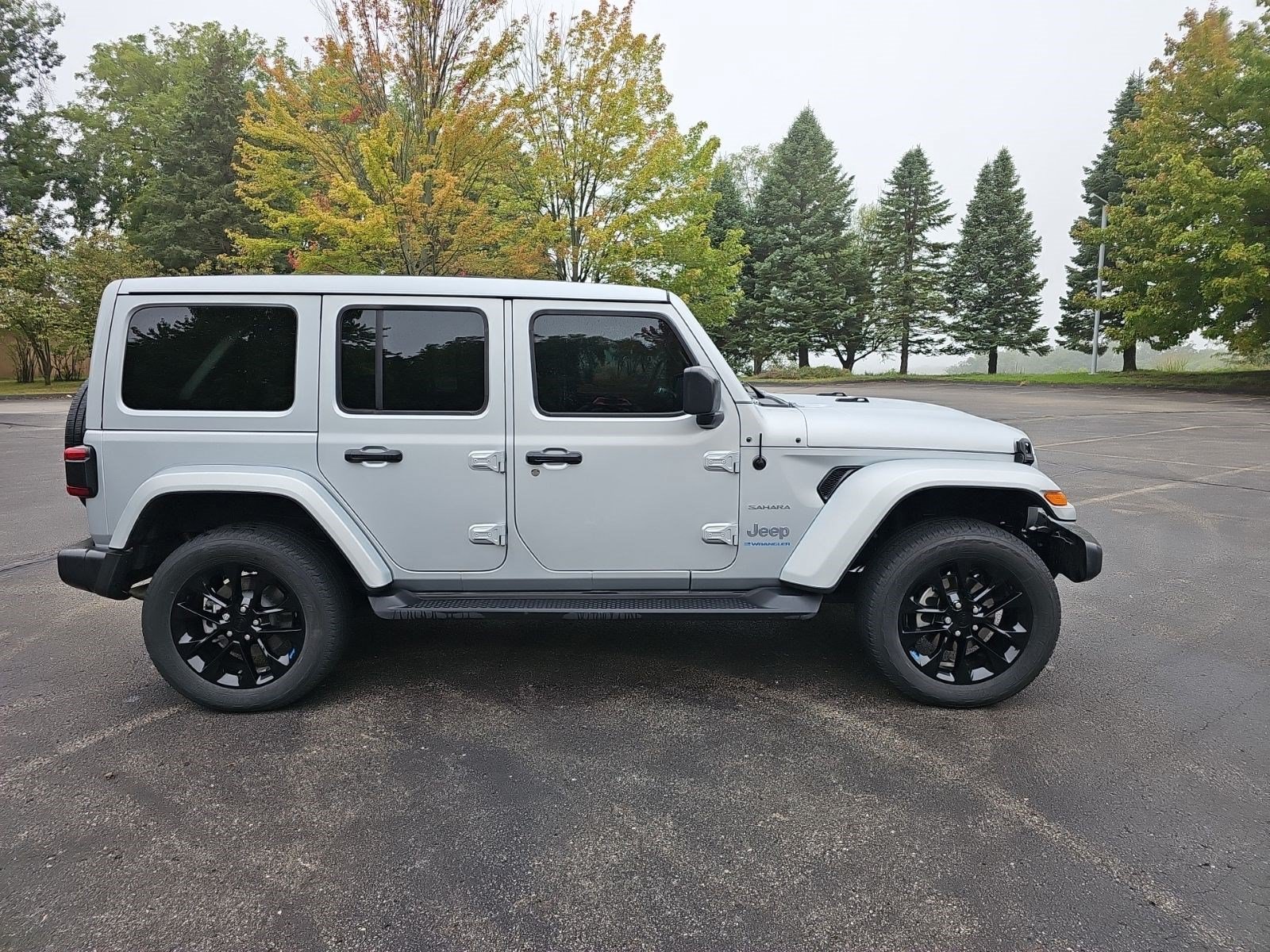 Used 2023 Jeep Wrangler Unlimited Sahara w/ Cold Weather Group AWD/4WD image 7