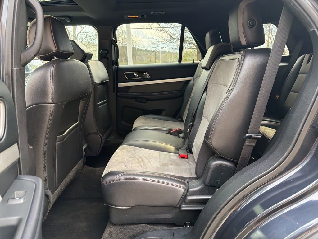 Used 2017 Ford Explorer XLT w/ Equipment Group 202A AWD/4WD image 17