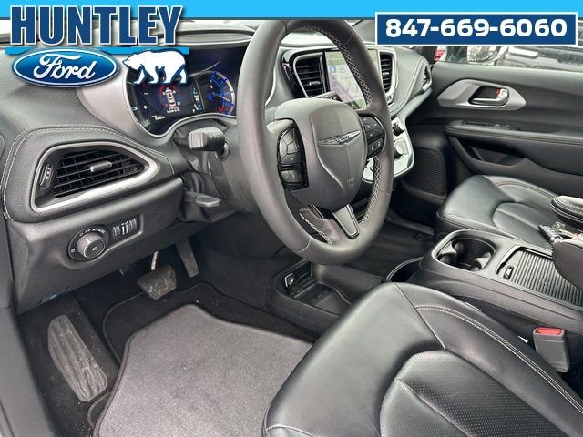 Used 2024 Chrysler Pacifica Select image 16