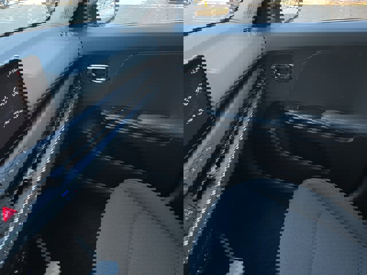 Used 2025 Kia K4 LXS image 35