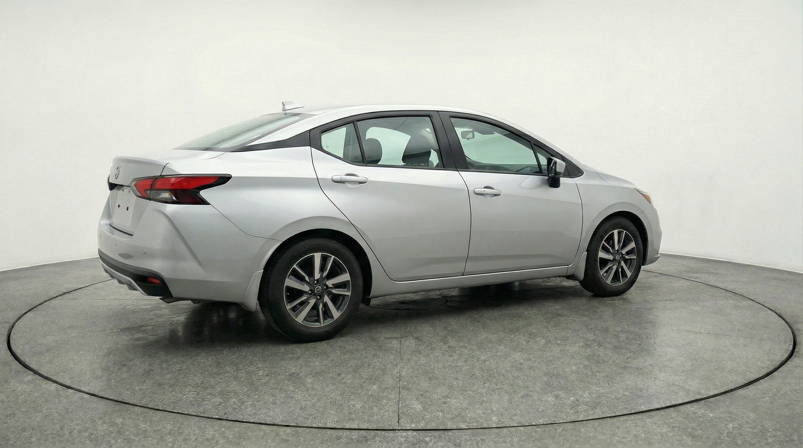 Used 2025 Nissan Versa SV image 9