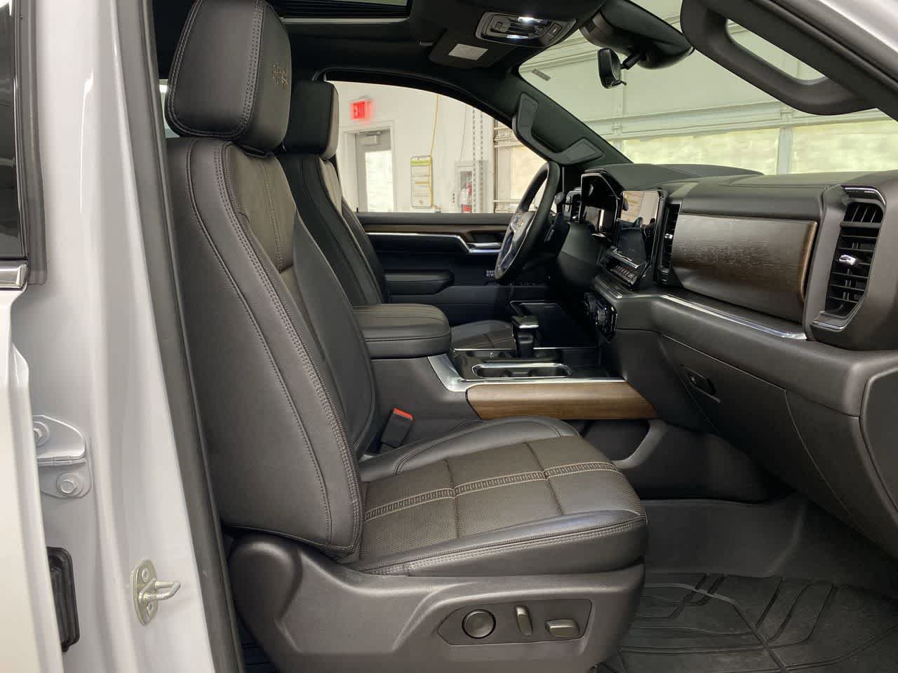 Used 2024 Chevrolet Silverado 1500 High Country w/ Technology Package AWD/4WD image 18