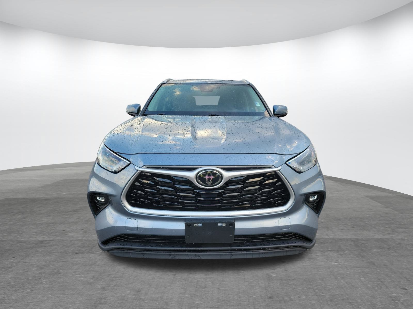 Used 2023 Toyota Highlander XLE image 2