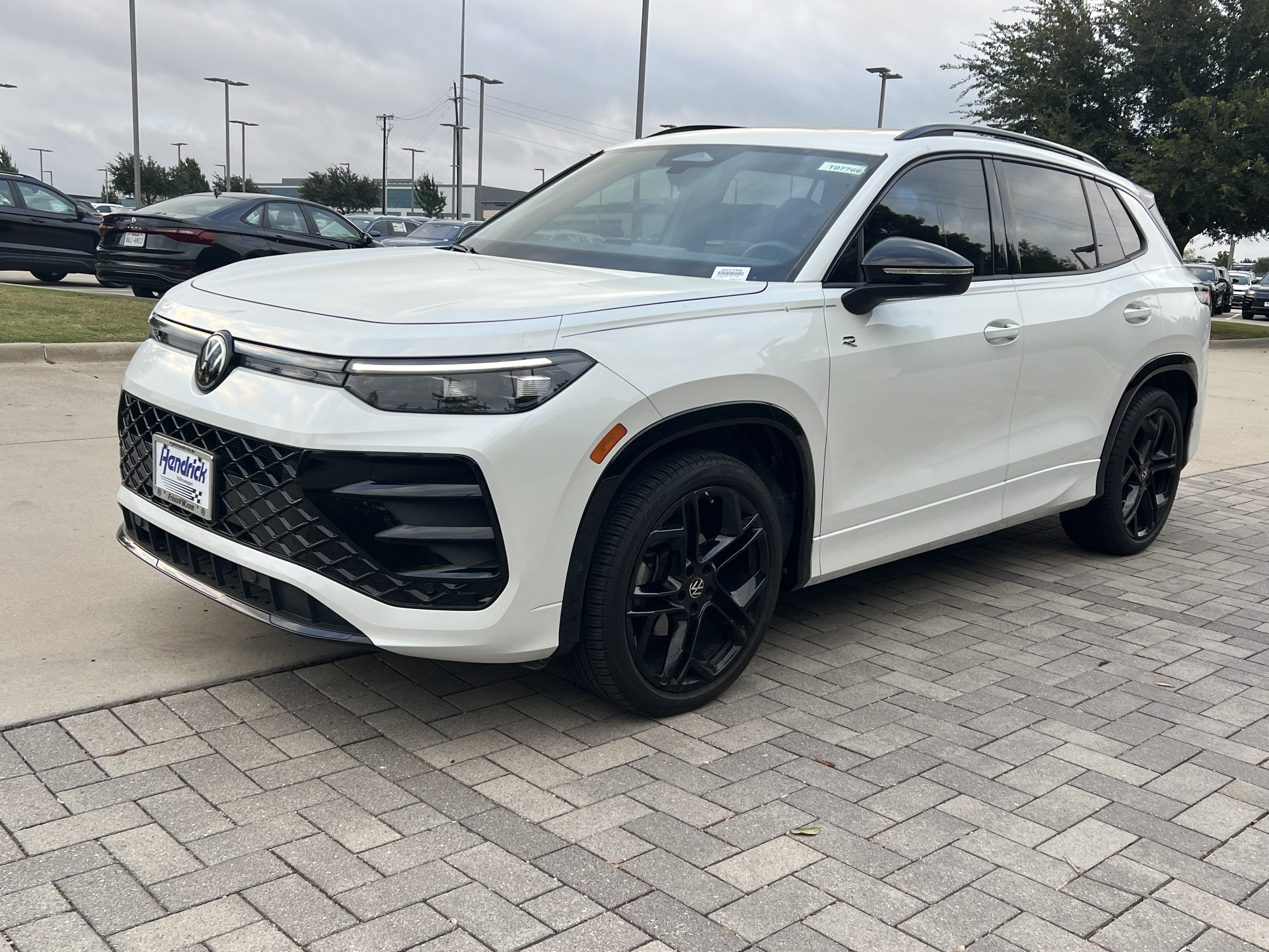 Certified 2026 Volkswagen Tiguan SE R-Line FWD image 4