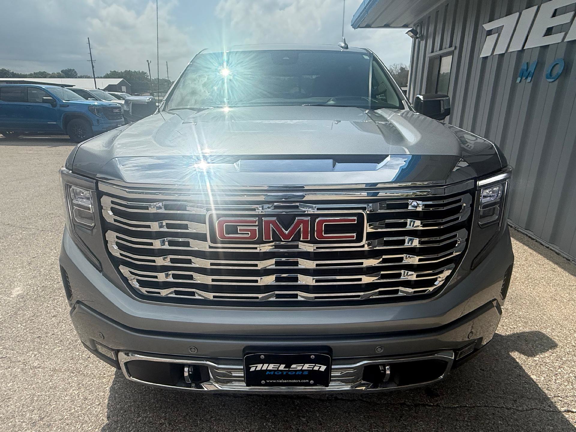 Used 2025 GMC Sierra 1500 Denali w/ Denali Reserve Package AWD/4WD image 3