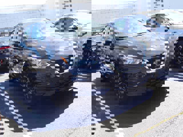 Used 2021 Nissan Versa SV image 3