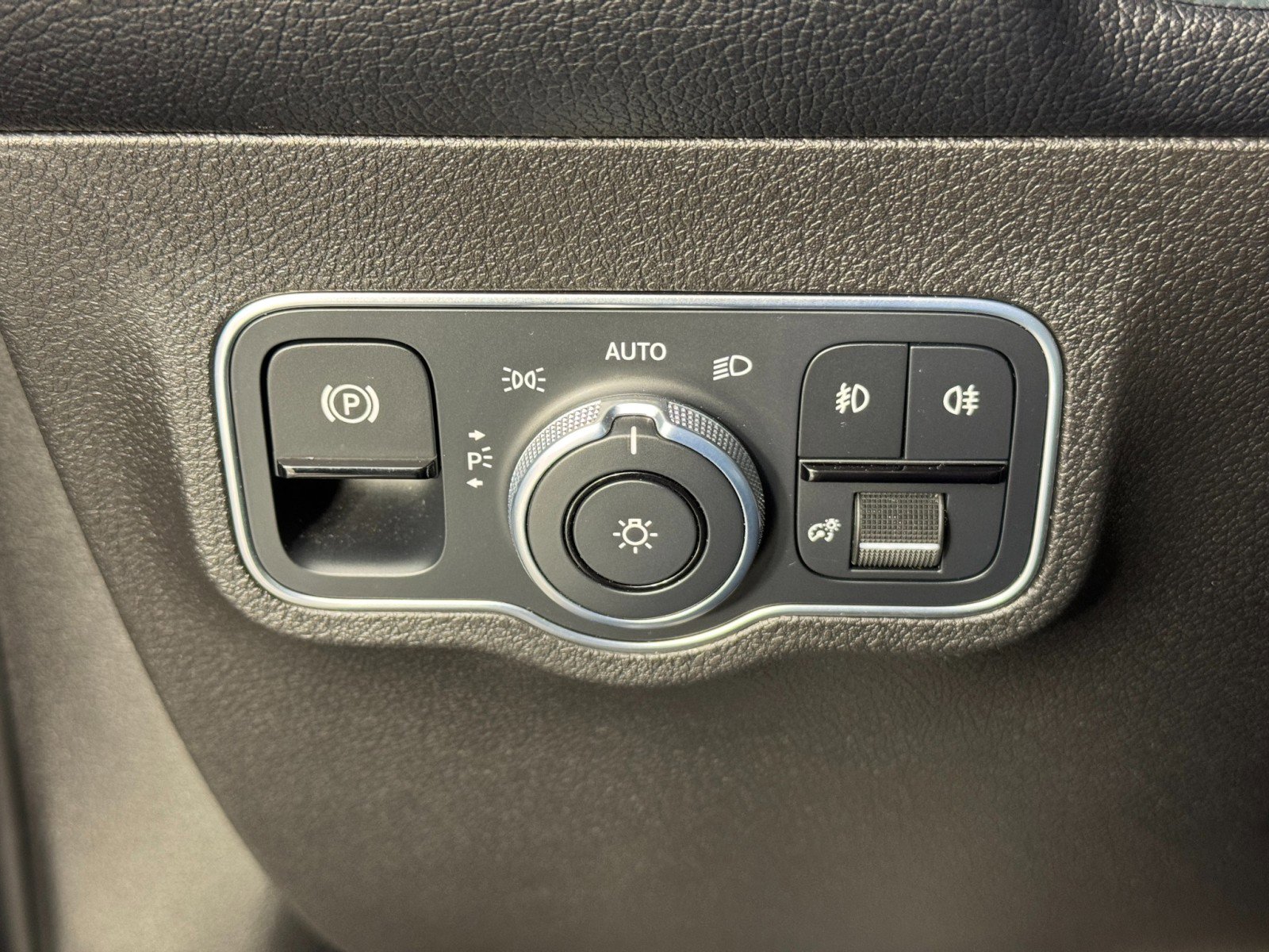 Used 2020 Mercedes-Benz GLB 250 4MATIC w/ Premium Package image 18