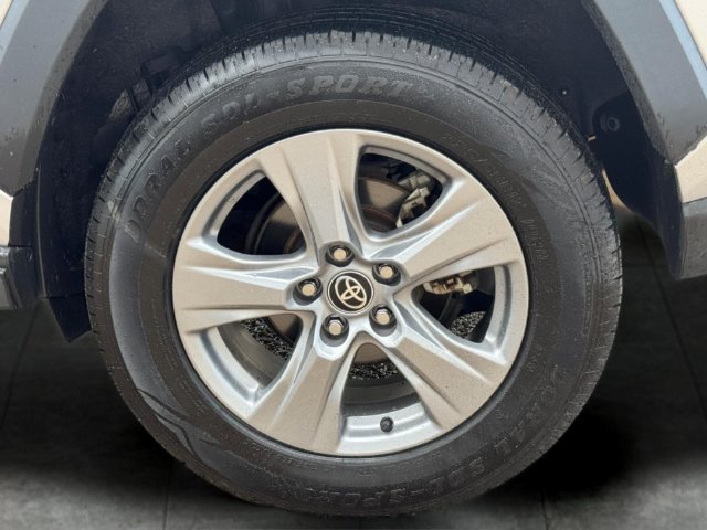 Used 2022 Toyota RAV4 XLE AWD/4WD image 7